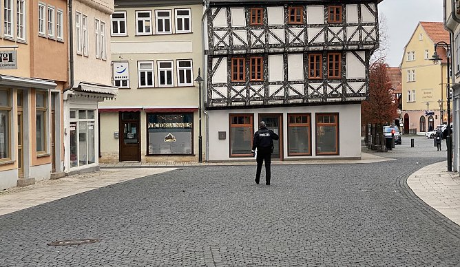 Wo laufen sie denn? Polizist sucht Demonstranten  (Foto: oas)