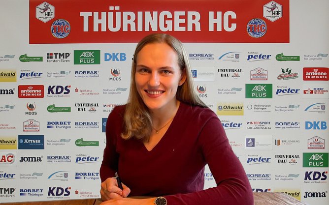 Annika Lott bei der Vertragsunterzeichnung. (Foto: THC) Annika Lott bei der Vertragsunterzeichnung. (Foto: THC)