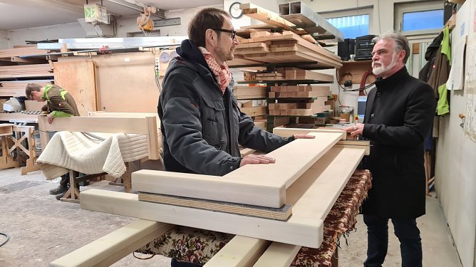 Nicht nur die Mitarbeiter, auch die Materialien stammen aus der Region: Das Konzept hinter Peter Grubes Biobett &uuml;berzeugt auch Harald Zanker, Landrat im Unstrut-Hainich-Kreis (rechts). (Foto: Biobett Manufaktur)