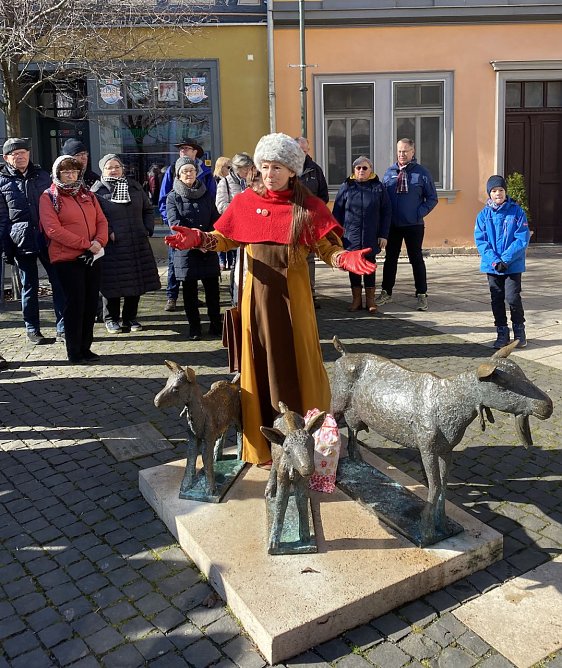 Die Chefin der Zunft, Mary Fischer, gibt Ausk&uuml;nfte &uuml;ber Milchleistungen (Foto: oas)