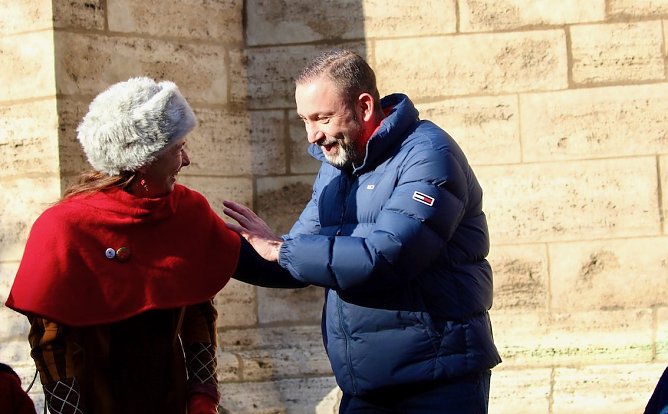 B&uuml;rgermeister Matthias Reinz wei&szlig;, was er an seinen G&auml;stef&uuml;hrern hat (Foto: emw)