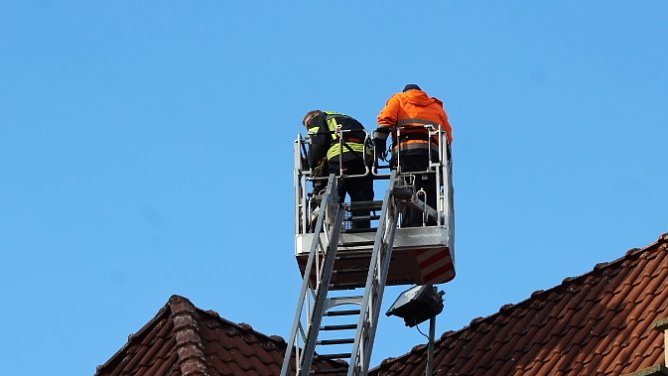 Bei strahlendem Sonnenschein wurden die Strahler der Kirche erneuert (Foto: Eva Maria Wiegand) Bei strahlendem Sonnenschein wurden die Strahler der Kirche erneuert (Foto: Eva Maria Wiegand)