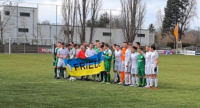 Protestaktion der Spieler gegen den Krieg am vergangenen Samstag in Weimar (Foto: M.Fromm) Protestaktion der Spieler gegen den Krieg am vergangenen Samstag in Weimar (Foto: M.Fromm)