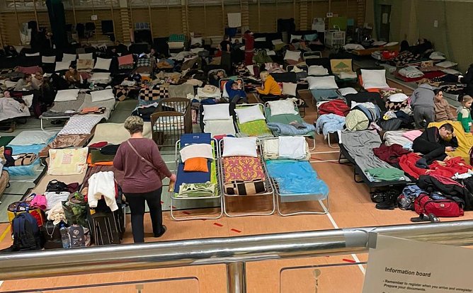 Überfüllte Turnhalle in Medyca, wo Hunderte von Flüchtlingen auf Hilfe warten (Foto: T.Kirschner) Überfüllte Turnhalle in Medyca, wo Hunderte von Flüchtlingen auf Hilfe warten (Foto: T.Kirschner)