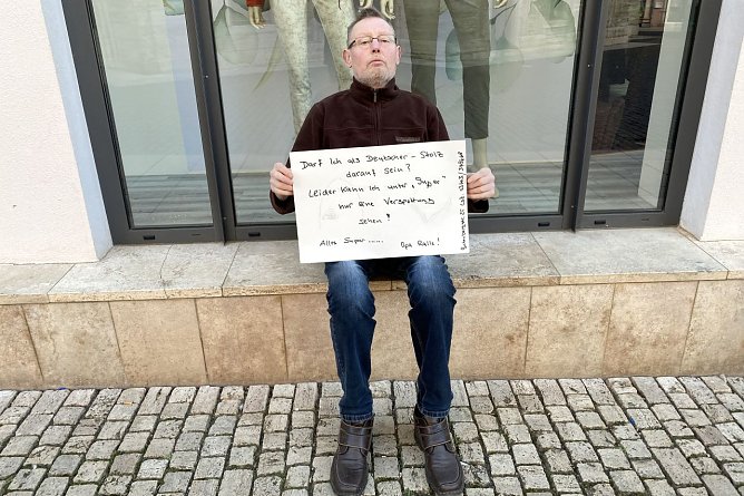 Opa Ralle sitzt am Rathausplatz (Foto: oas)