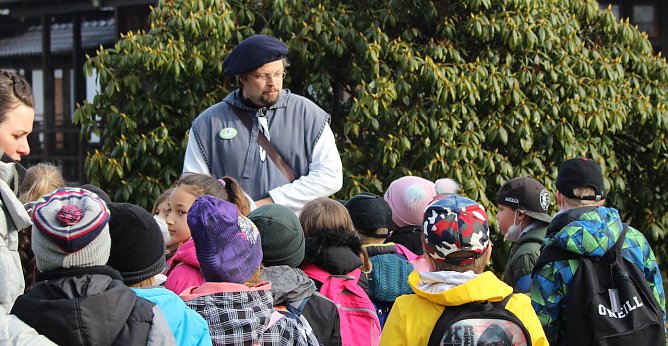 Patrick Kosiol hatte schnell die Aufmerksamkeit seiner kleinen G&auml;ste (Foto: Eva Maria Wiegand)