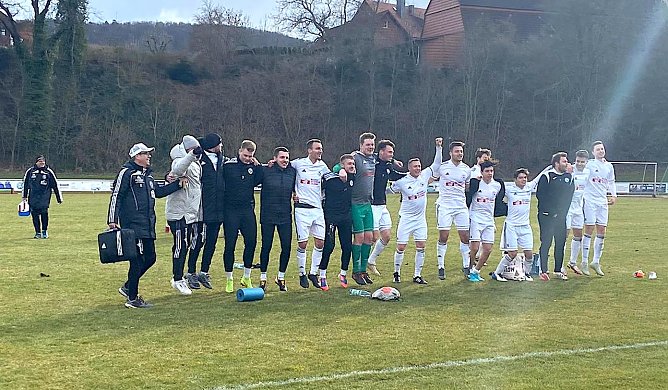 Das Preußen-Team bejubelt den Sieg vor den mitgereisten Fans (Foto: B.Harbauer) Das Preußen-Team bejubelt den Sieg vor den mitgereisten Fans (Foto: B.Harbauer)