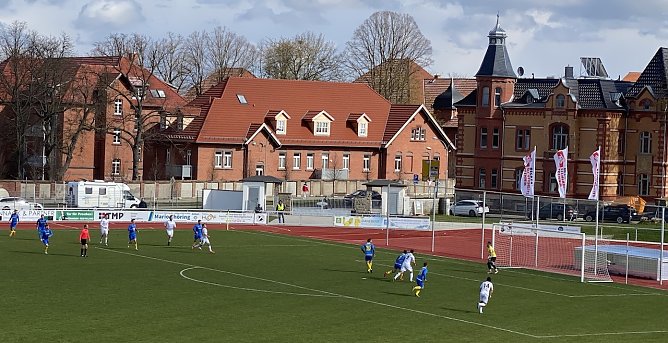 Immer wieder gerieten die G&auml;ste in Bedr&auml;ngnis, wenn die Preu&szlig;en &uuml;ber die Au&szlig;enpositionen angriffen (Foto: oas)