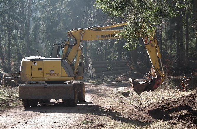 Der größte Feind der aus Naturmaterialien gebauten Forstwege ist das Wasser (Foto: ThüringenForst) Der größte Feind der aus Naturmaterialien gebauten Forstwege ist das Wasser (Foto: ThüringenForst)