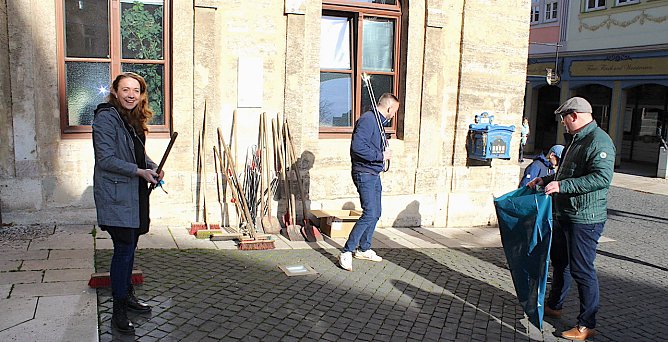 Citymanagerin Sandra Czerniak, B&uuml;rgermeister Matthias Reinz und Christian K&ouml;nig vom Gewerbeverein nahmen sich den Rathausplatz vor (Foto: oas)