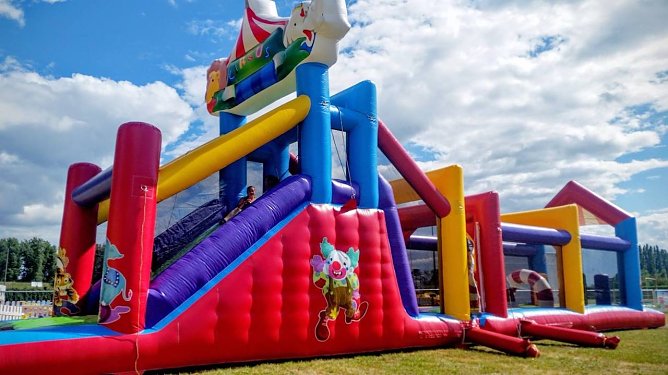 Hüpfburgen und mehr auf dem Platz am Kaufland in Mühlhausen (Foto: PR Wagner Medienkommunikation ) Hüpfburgen und mehr auf dem Platz am Kaufland in Mühlhausen (Foto: PR Wagner Medienkommunikation )