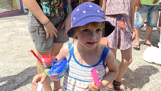 Cora mit ihrer Siegerente anl&auml;&szlig;lich der Ehrung der schnellsten Enten (Foto: oas)