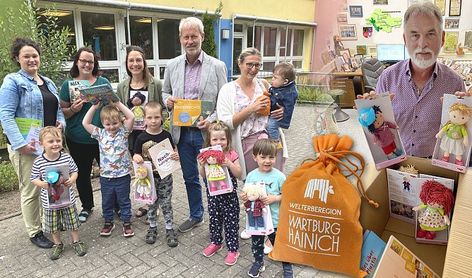 Materialkoffer f&uuml;r Kitas eingetroffen (Foto: Landratsamt)