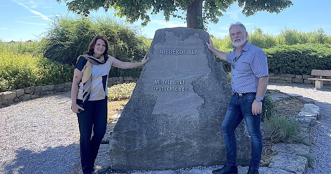 Frau Dr. B&ouml;hler und Landrat Zenker am Mittelpunkt Deutschlands (Foto: Landratsamt Unstrut-Hainich-Kreis, Rebecca Vangangelt)