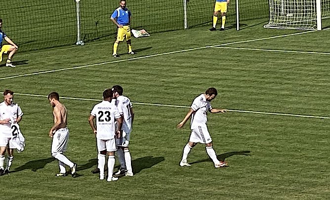 Konsternierte Sondersh&auml;user und jubelnde Preu&szlig;en nach dem 4:2 (Foto: oas)