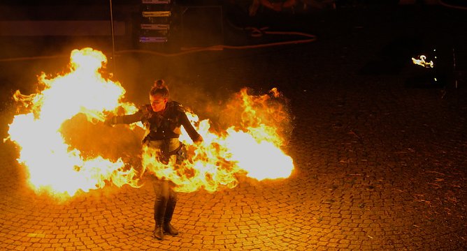 Spektakul&auml;re Feuershow beim 28. Langensalzaer Mittelalterfest (Foto: Eva Maria Wiegand)