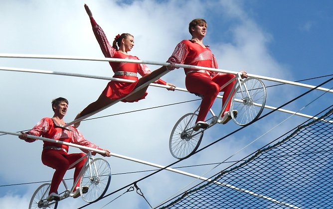 (Archiv 2019) Spektakul&auml;re Darbietung der Geschwister Weisheit auf dem Hochseil  (Foto: Geschwister Weisheit)