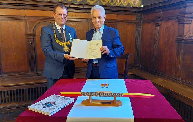 Clifford W. Zink trug sich heute in das Goldene Buch der Stadt M&uuml;hlhausen ein (Foto: Stadtverwaltung M&uuml;hlhausen)