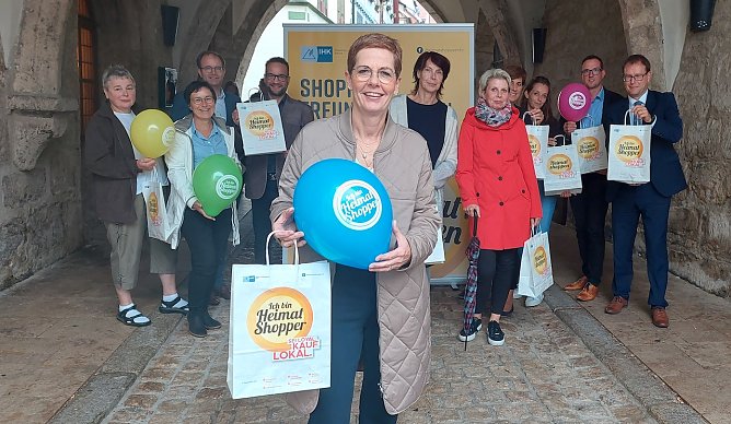 Modegesch&auml;fts-Inhaberin Barabara Endepols (vorn) stellte gemeinsam mit den Einzelh&auml;ndlerinnen Annegret Spallek, Petra Wehrsporn und Silke Ressel, Oberb&uuml;rgermeister Dr. Johannes Bruns, Birte Frerichs vom Stadtmarketing, Jan Riemann vom Verein ZiM, Susanne Sturm und Marcel &Uuml;bensee von der IHK Erfurt sowie Sparkassen-Vorstand Christian Blechschmidt das Angebot zum M&uuml;hlh&auml;user Heimatshoppen 2022 vor. (Foto: Stadtverwaltung M&uuml;hlhausen)