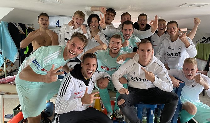 Ein gewohntes Bild bisher in dieser Saison: Feiernde Preu&szlig;en in ihrer Kabine (Foto: oas)