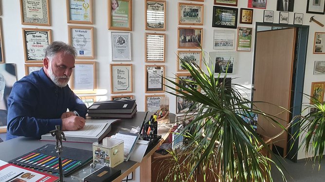 Landrat Harald Zanker bei der Unterzeichnung der Zuwendungsbescheide (Foto: Landratsamt UHK)