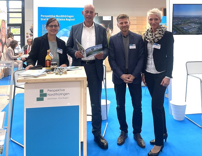 v.l.n.r. D&ouml;rte Suberg (Projektleiterin Regionalmanagement Nordth&uuml;ringen), Wirtschaftsminister Wolfgang Tiefensee, Christian Fr&ouml;hlich (Stadt M&uuml;hlhausen), Rebecca Vangangelt (Regionalmanagerin Unstrut-Hainich-Kreis)   (Foto: Regionalmanagement Nordth&uuml;ringen)