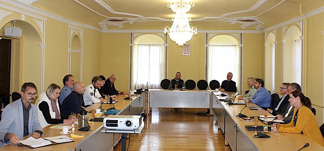 Expertenrunde im Ratssaal beratschlagt eventuelle Notsituationen (Foto: oas)