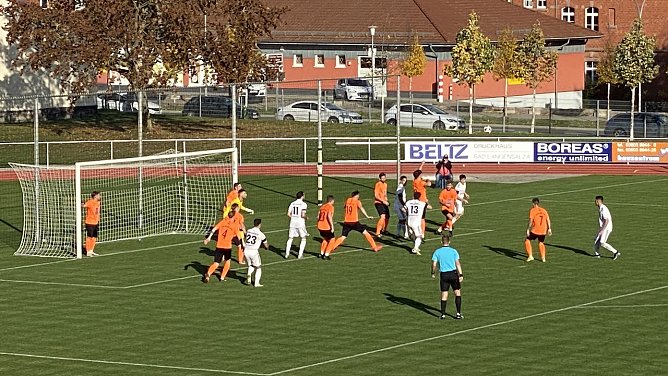 Auch dieser Eckball der Preu&szlig;en brachte nichts ein (Foto: oas)