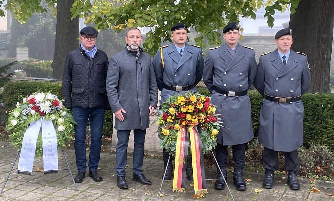 Kranzniederlegung am Gedenkstein f&uuml;r die Opfer von Gewaltherrschaften (Foto: oas)