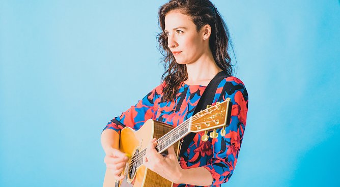 Folkgitarristin und Sängerin Jenn Butterworth gastiert mit dem Trio Symbiosis (Foto: Agentur) Folkgitarristin und Sängerin Jenn Butterworth gastiert mit dem Trio Symbiosis (Foto: Agentur)