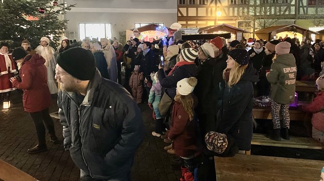 Gewusel auf dem Bad Langensalzaer Weihnachtsmarkt (Foto: Eva Maria Wiegand)