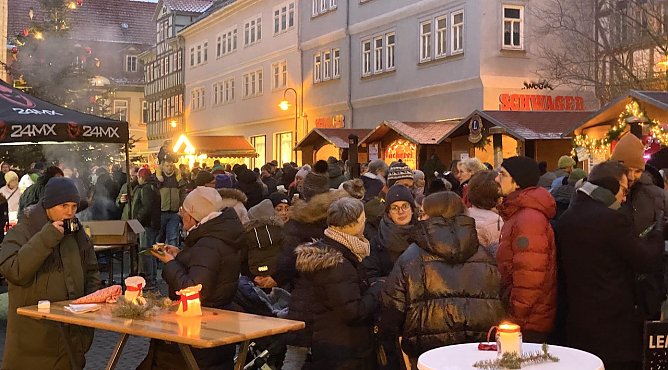 Auch am Sonntagnachmittag noch dichtes Gedr&auml;nge auf dem Weihnachtsmarkt (Foto: oas)