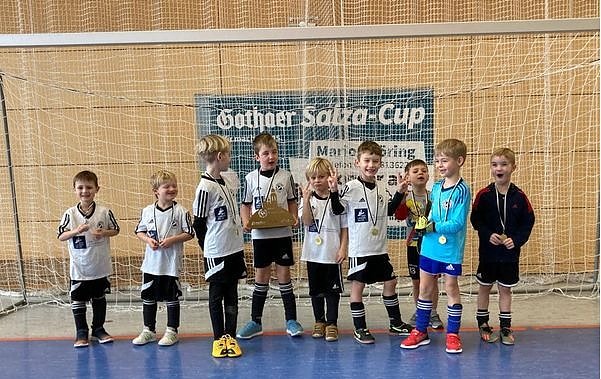 Die strahlenden Sieger nach ihrem ersten Pokalsieg: Preu&szlig;en Bad Langensalzas Bambinis (Foto: FSV Preu&szlig;en)