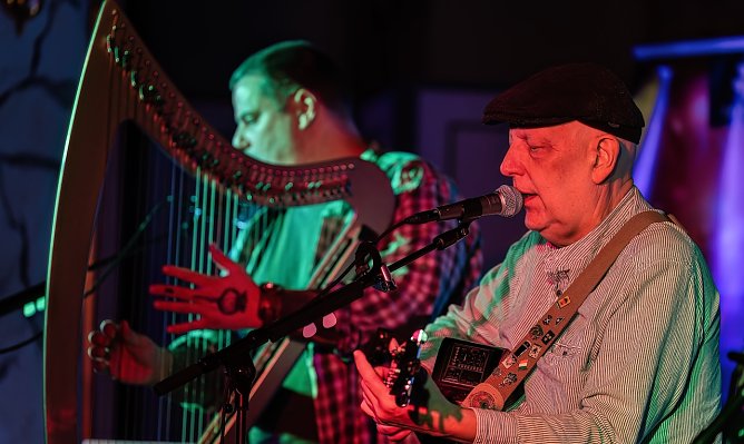 Neben Hartmut Arndt an der Gitarre war auch der "Vielsaitige" Andr&eacute; Strugala an der Harfe zu bestaunen.  (Foto: Marcel Benich )