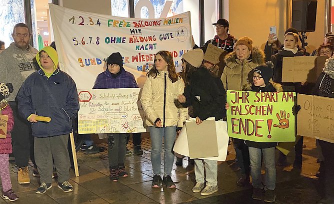 Sch&uuml;lerprotest gegen die Schlie&szlig;ung des Staatlichen F&ouml;rderzentrum heute Abend (Foto: oas)