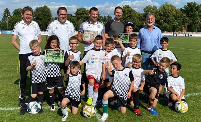 Gern gesehener Gast bei Preu&szlig;ens Nachwuchskickern: Landrat Harald Zanker (hintere Reihe ganz rechts) (Foto: FSV Preu&szlig;en)