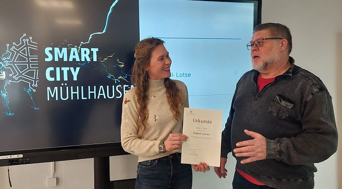 Anja Grabe vom Smart City Team der Stadt M&uuml;hlhausen &uuml;bergab Martin S&ouml;lter die Ernennungsurkunde zum Digital-Lotsen. (Foto: &copy; Stadt M&uuml;hlhausen)