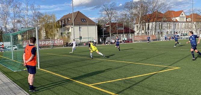 Der Moment bevor Lucas R&ouml;sener alles klar macht und zum 5:2 einschiebt  (Foto: oas)