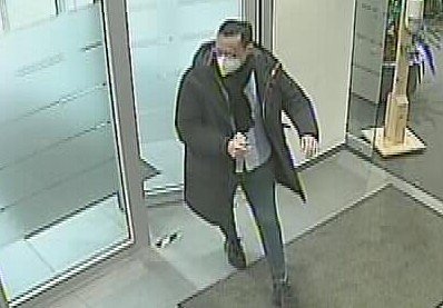 Gesuchter Betrüger per Überwachungskamera (Foto: Polizei) Gesuchter Betrüger per Überwachungskamera (Foto: Polizei)