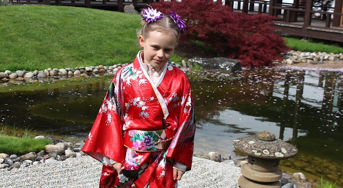 Frieda, die 14. Kirschbl&uuml;tenprinzessin zu Bad Langensalza bei der Arbeit   (Foto: Eva Maria Wiegand)
