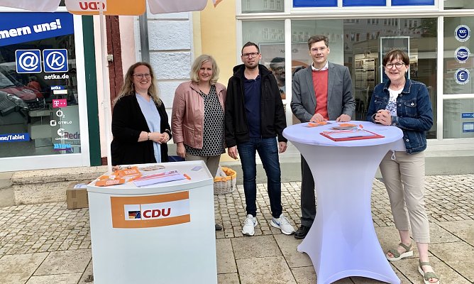 Christian Hirte (2.v.r.) mit einem Team heute in der Bad Langensalzaer Innenstadt (Foto: Eva Maria Wiegand)