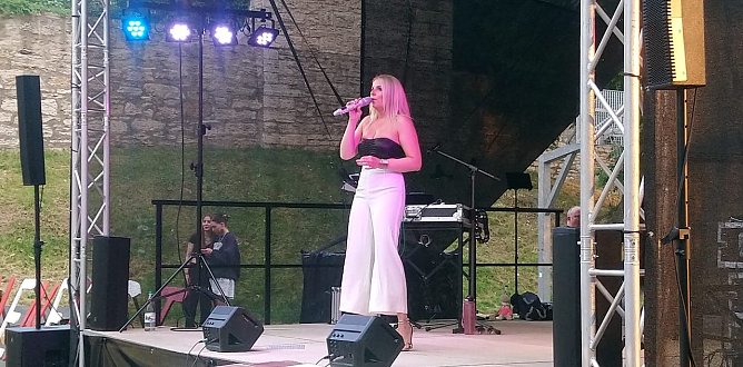 Ausgelassene Stimmung bei bester Schlagermusik gestern Abend auf dem Brunnenfst (Foto: M.Fromm)