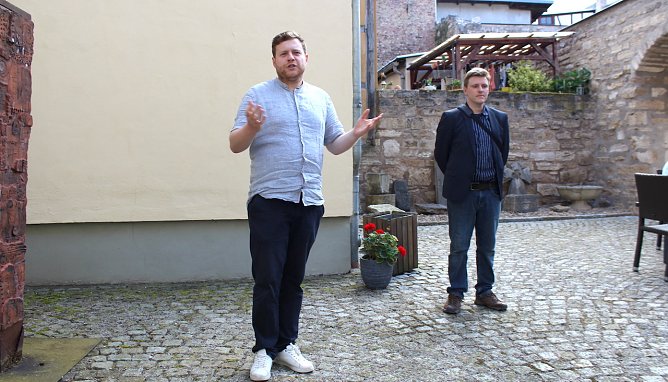 Stefan Schuchardt (l.) und Dr. Robert Knechtel begr&uuml;&szlig;en die G&auml;ste der Ausstellung (Foto: oas)