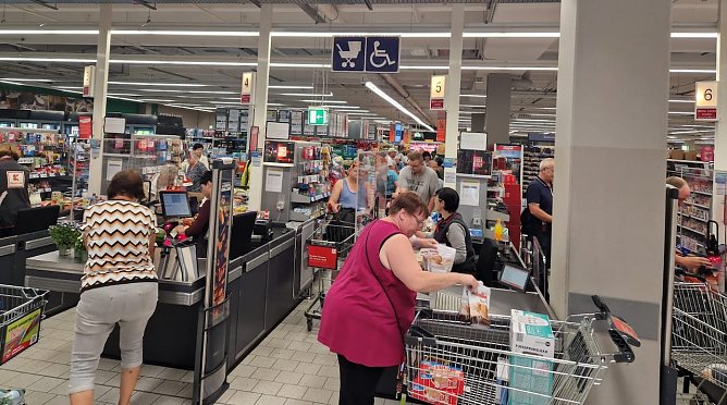 Lange Schlangen an den Kassen bei eingeschr&auml;nktem Betrieb  (Foto: T.Benich)