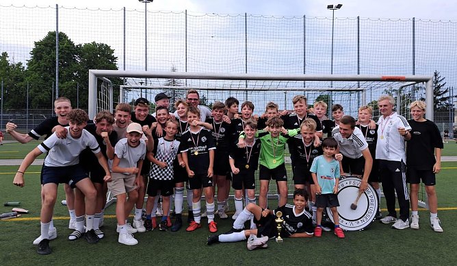 Feiernde Langensalazer D-Junioren: Der FSV Preu&szlig;en ist Kreismeister (Foto: FSV Preu&szlig;en)