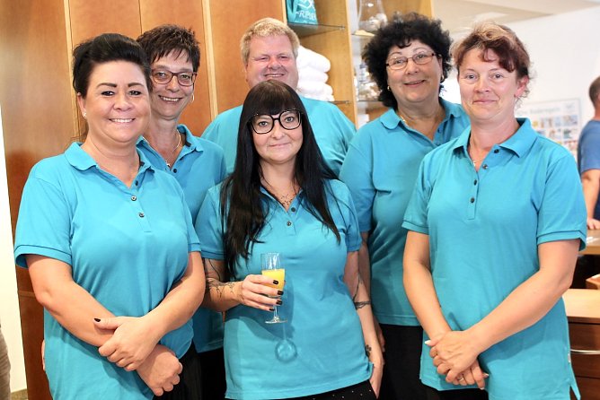Das Team der Friederiken Therme begr&uuml;&szlig;te gut gelaunt seine G&auml;ste bei der heutigen Neuer&ouml;ffnung  (Foto: Eva Maria Wiegand)