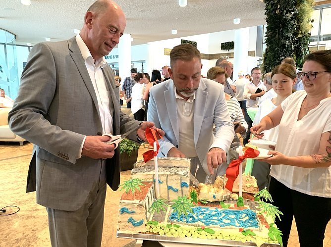 v.l. Minister Wolfgang Tiefensee und B&uuml;rgermeister der Stadt Bad Langensalza Matthias Reinz er&ouml;ffneten die neu sanierten Therme symbolisch mit einer Torte (Foto: Eva Maria Wiegand)