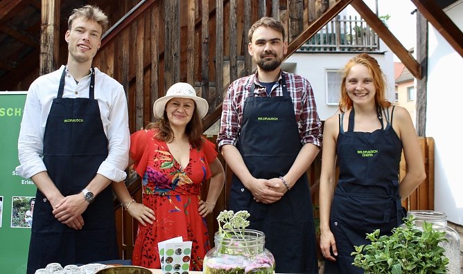 Christine Rauch mit ihrem Team "Wildrausch" im Garten des Apothekenmuseums in Bad Langensalza (Foto: Eva Maria Wiegand)