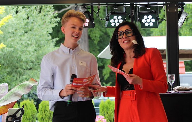 Der 16-j&auml;hrige Josef wei&szlig; schon genau, was er will. Anja H&auml;&szlig;ler ist begeistert. (Foto: Eva Maria Wiegand)