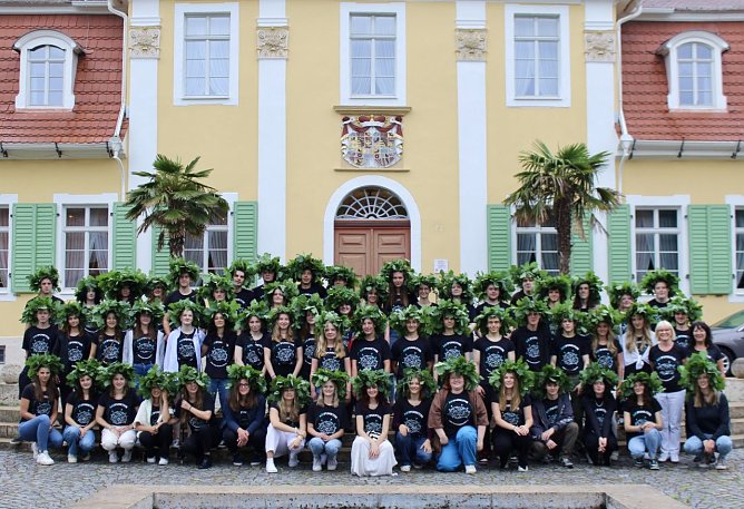 Abi 2023 - Sch&uuml;lerinnen und Sch&uuml;ler des Salza Gymnasiums Bon Bad Langensalza vor dem Friederikenschl&ouml;sschen (Foto: Eva Maria Wiegand)